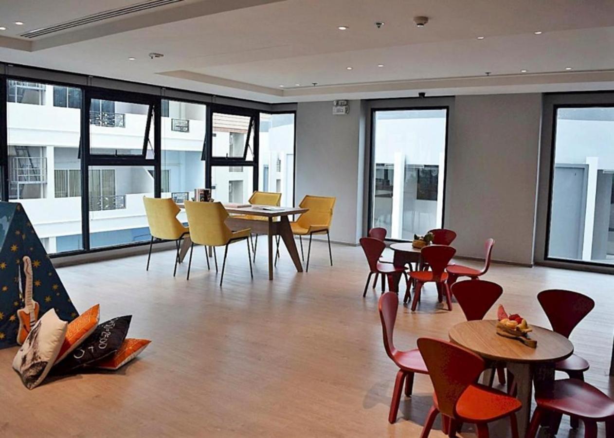 The Base Central Apartments Pattaya Exteriör bild